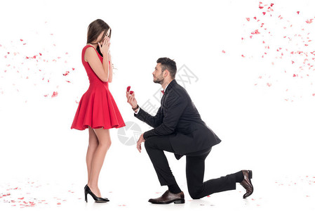 男朋友向女朋友求婚并站在膝盖上与白人情人节概念隔图片