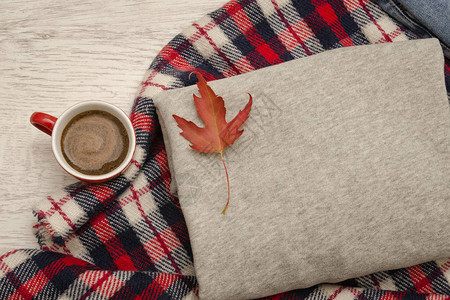 灰色毛衣格子和咖啡杯秋图片