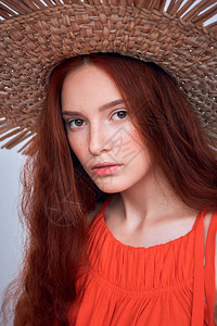 美丽的美丽优雅的女子红头发披着草帽图片