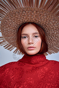 美丽的时装美女红发穿着草帽背景图片