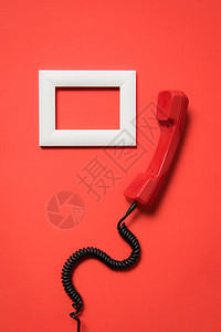 红外隔离的老式电话听筒和白色框背景图片