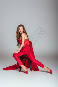 穿着红衣服的漂亮时装美女坐在图片