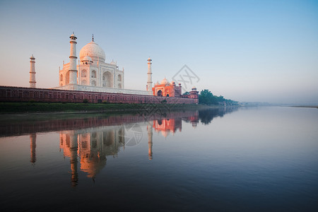 在印度阿格拉圣贾穆纳河旁的清晨日出时图片