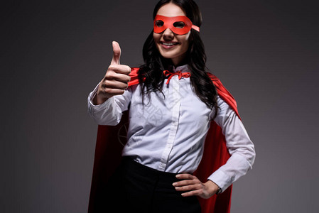 穿着红色披风和面具的超级有吸引力的超女商人图片