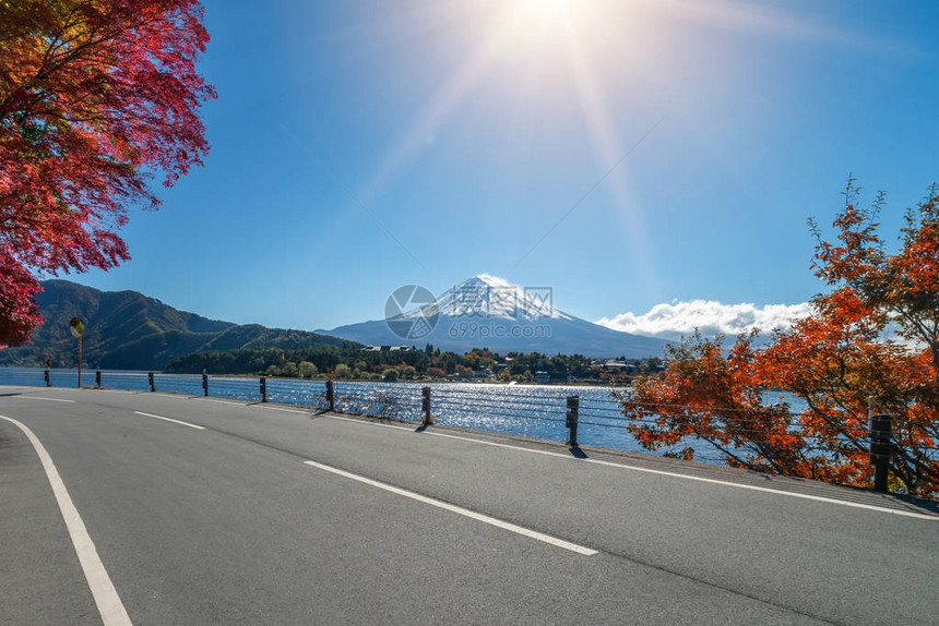河口湖是日本欣赏富士山风景的最佳地点之一图片