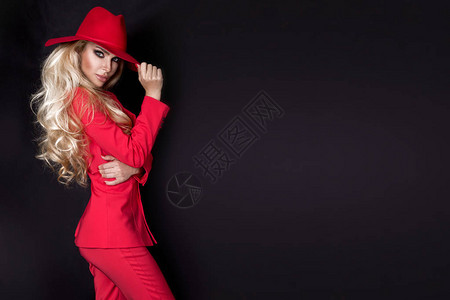 穿红帽子的金发美女穿着红色外套西装黑背景的图片