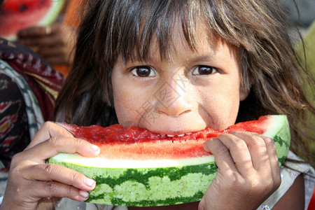 一个来自印度的贫穷饥饿女孩吃背景图片