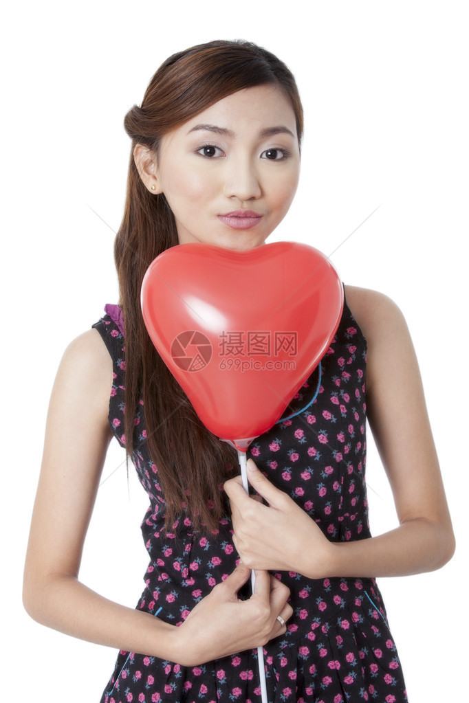 情人节女人撅着嘴唇拿着红色心形气球图片
