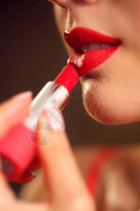 涂着红色口红的女人化妆关闭化妆的嘴唇感的女孩涂上大唇化妆品脸部身图片
