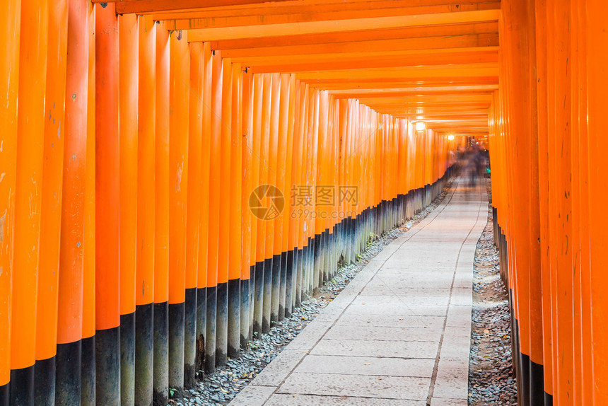 日本京都法希米fowshimiInari寺周围的美丽的图片