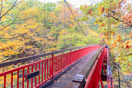 定命桥日本北海道最受欢迎的旅游景点JozankeiOnsen的JozankeiFutami悬背景