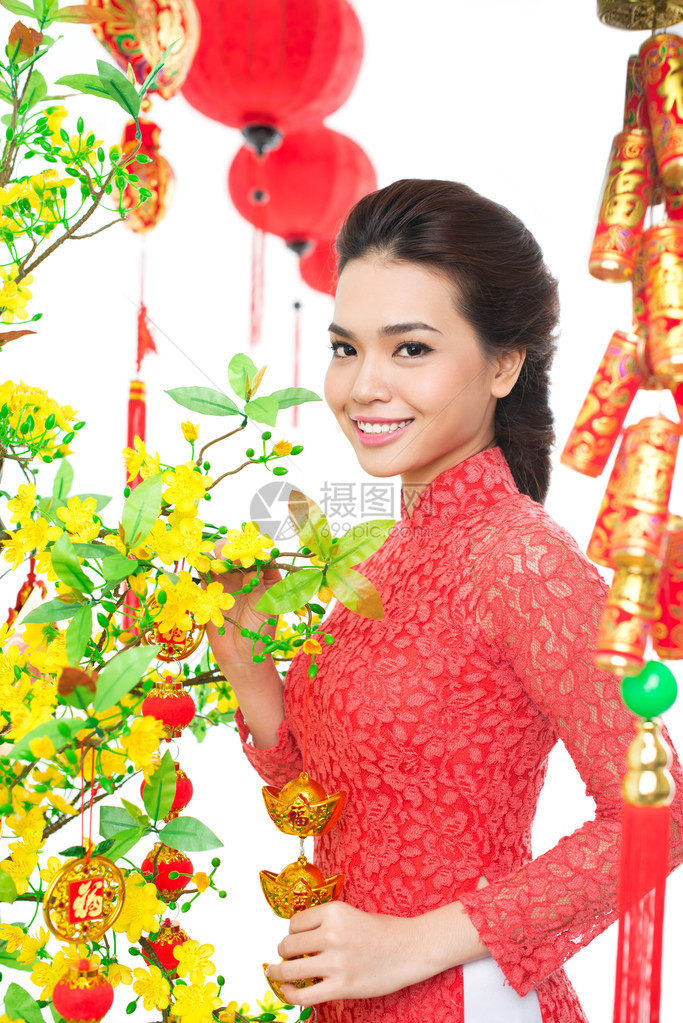 女人为春节装饰杏树越南新年图片