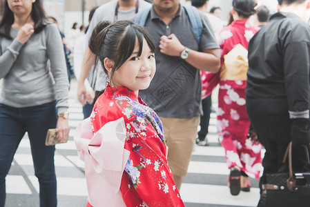 穿着红色和服的亚洲美女在日本东京Asak图片