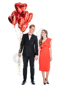 年轻夫妇抱着心形气球彼此在白色图片