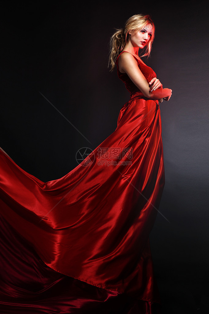穿着优雅红色连衣裙的金发美女图片