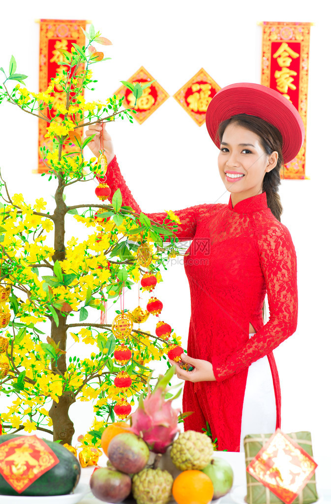 越南女孩装饰越南新年树花图片