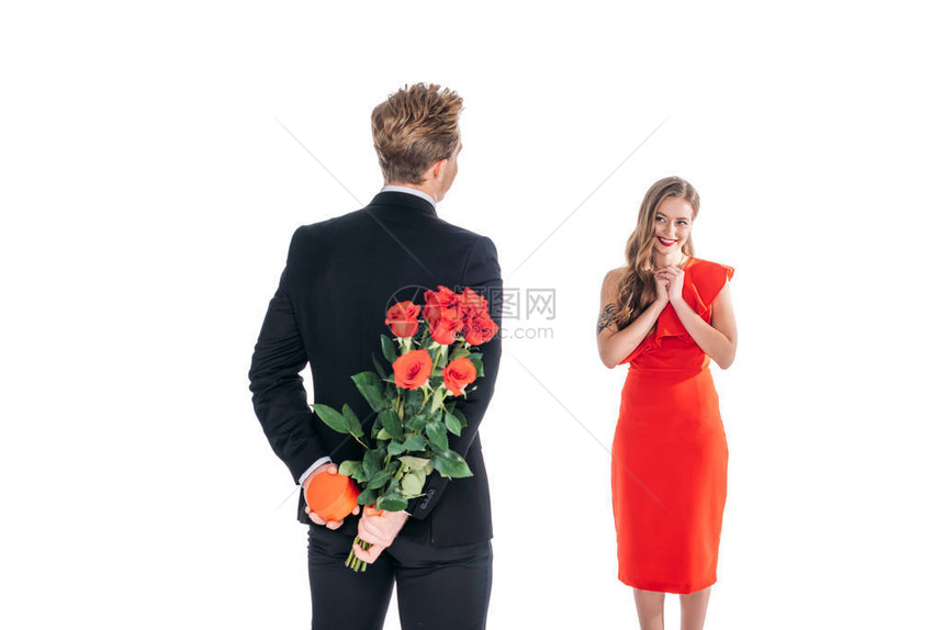 男人在圣情人节向快乐的女朋友赠送玫瑰和心形礼盒图片