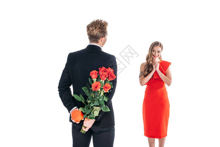 男人在圣情人节向快乐的女朋友赠送玫瑰和心形礼盒图片