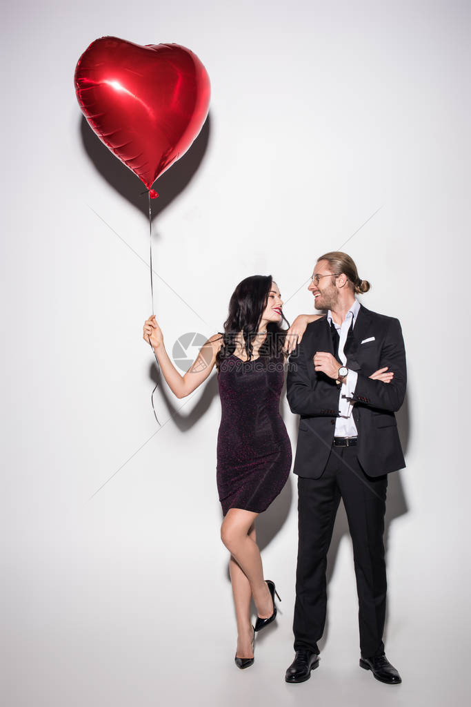 幸福的情侣带着红心气球图片