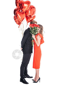 有玫瑰和心形气球的年轻夫妇图片