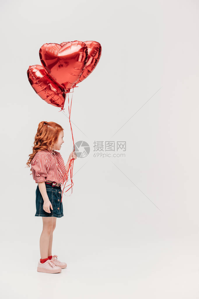 带着红心气球的可爱红发孩子图片