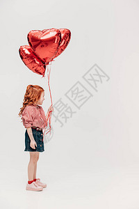 带着红心气球的可爱红发孩子图片