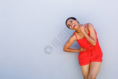 欢笑的年轻黑人女子向灰图片