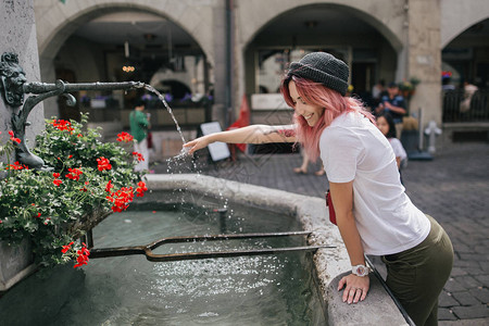 在瑞士伯尔尼街边的喷泉中取水的快乐年图片