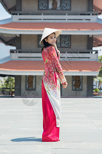 在寺庙前穿着传统红礼服的年背景图片
