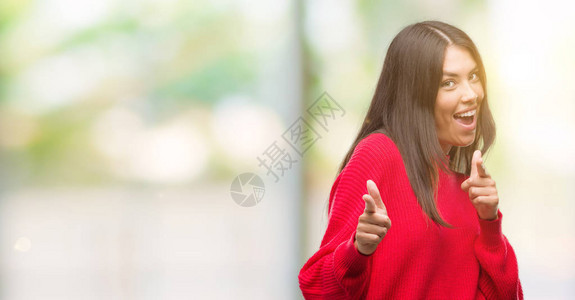 穿着红色毛衣的年轻美丽的西班牙年轻人用笑脸对着相机指手脚图片