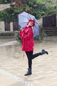 年轻美丽的caucasians女人带着雨伞穿着红衣图片