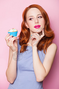 红发女孩与蛋糕在粉图片