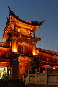云南省丽江古城传统木建筑和石桥的夜景丽江古城是亚洲热背景图片