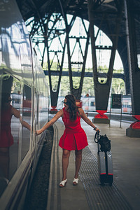 坐火车的红衣女人图片