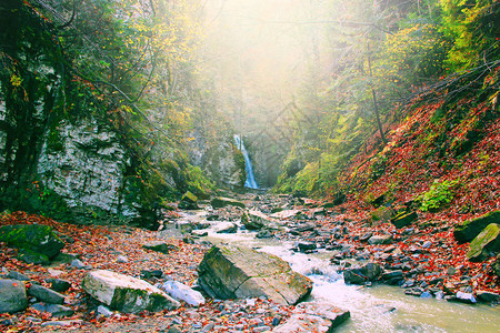 秋天有瀑布和山河的风景山上出现图片