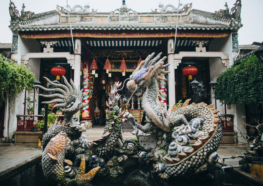 越南海安传统东方雕像和有红灯的建图片