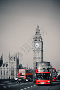 威斯敏特大桥的双峰红巴士在伦图片