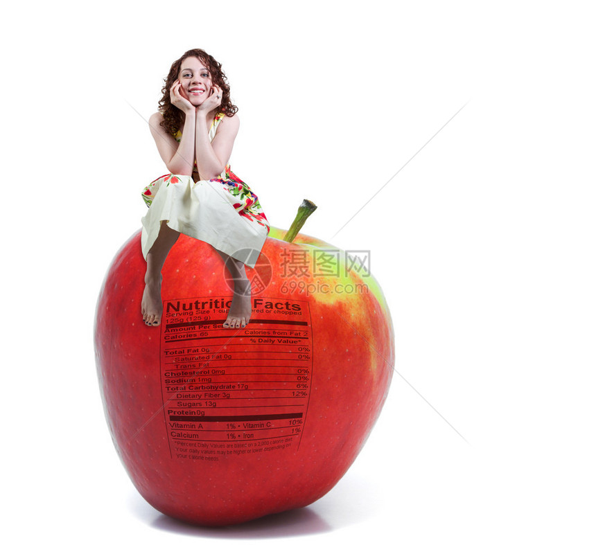 一位美丽的年轻女士坐在满红的美味苹果上面图片