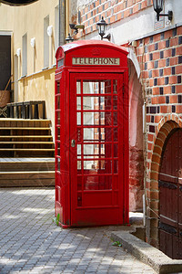 红色的英国电话亭在街上图片