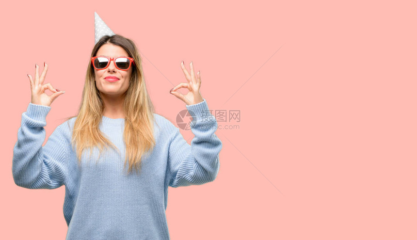 年轻女子庆祝生日时图片