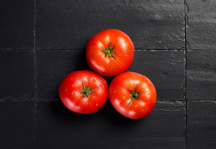 三个新鲜西红柿的特写镜头图片
