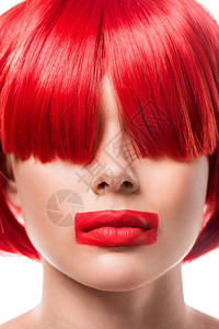 美丽的女人红色头发和红嘴唇白色的长背景图片