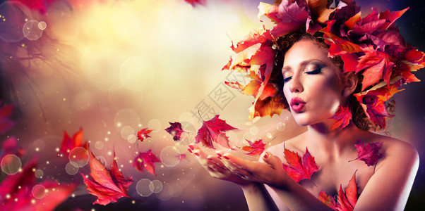 吹红叶的秋天妇女美容图片