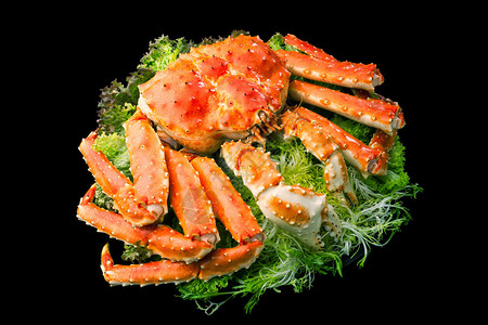 红帝王蟹盛在大盘子上配沙拉叶图片