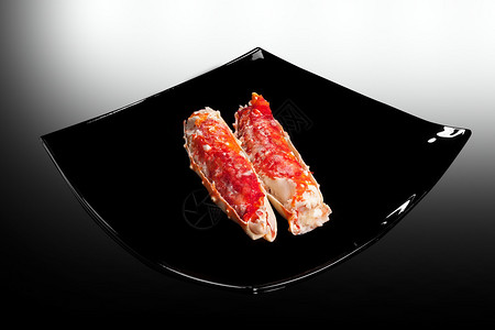 黑盘上供应红帝王蟹肉背景图片