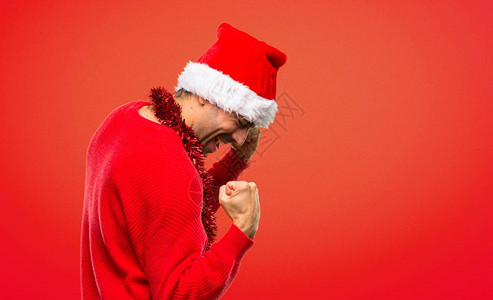 穿着红色衣服庆祝圣诞假期的男人庆祝胜利图片