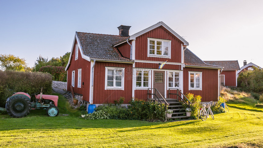 瑞典哈斯泰纳岛上的红色小屋图片