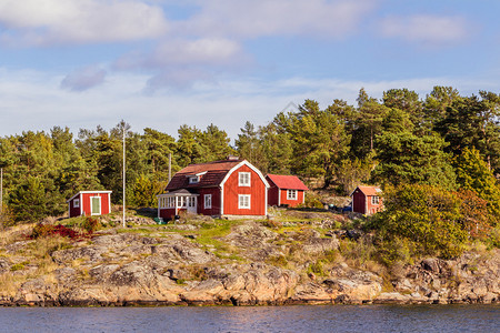 瑞典南部岩石岛上的红色小屋图片