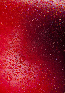 红苹果背景上的水滴图片