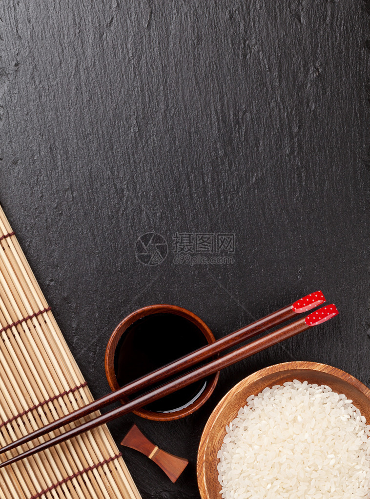 黑石本底的豆酱碗和大米上日本寿司铲子带有复制空图片